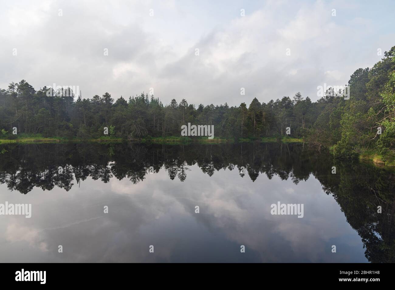 Velke Mechove jezirko See mit Bäumen rund Spiegelung auf dem Wassergrund auf Rejviz in Jeseniky Berge in Tschechien Stockfoto