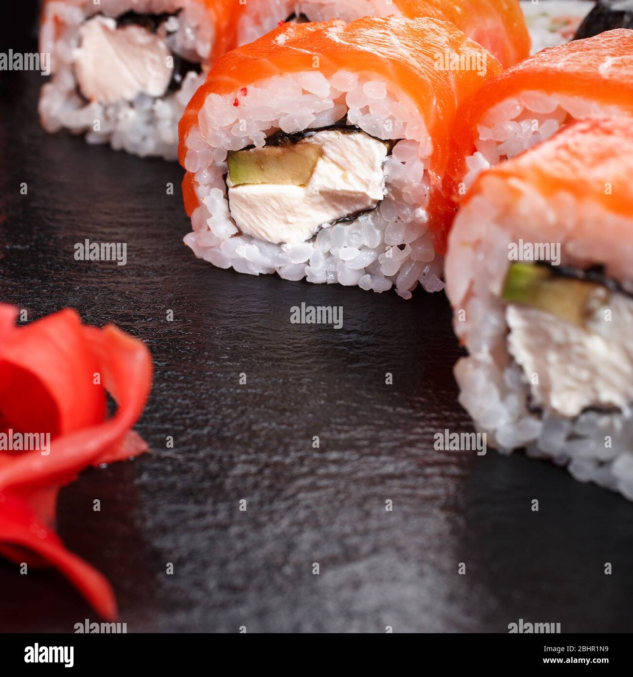 Traditionelle frische japanische Sushi-Rolle aus nächster Nähe. Für Text platzieren. Stockfoto