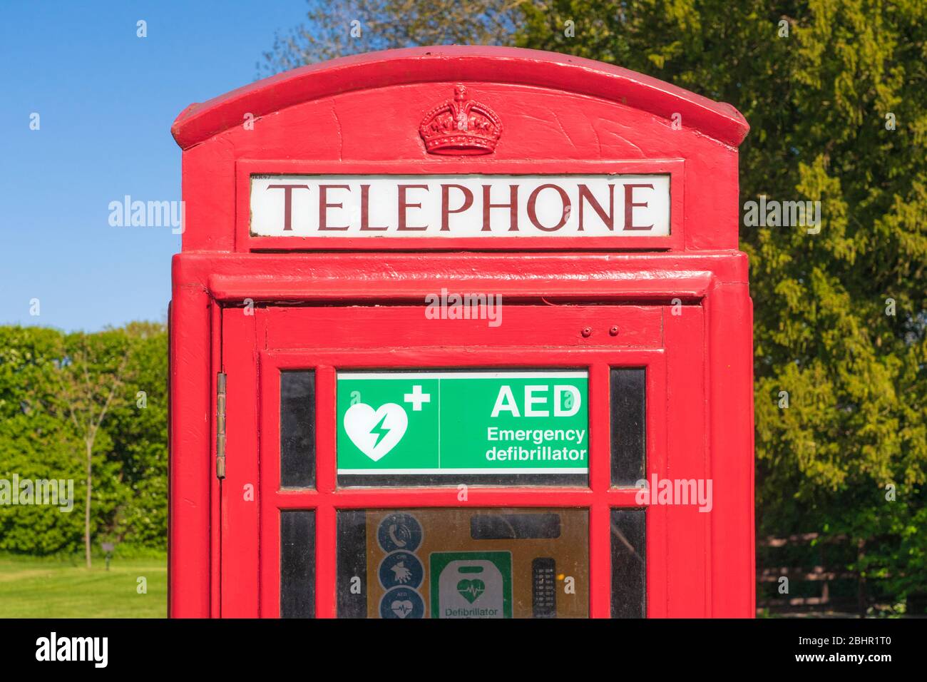 Oberseite der roten Telefonbox, die einen lebensrettenden Defibrillator beherbergt. Perry Green, Much Hadham, Hertfordshire. GROSSBRITANNIEN Stockfoto