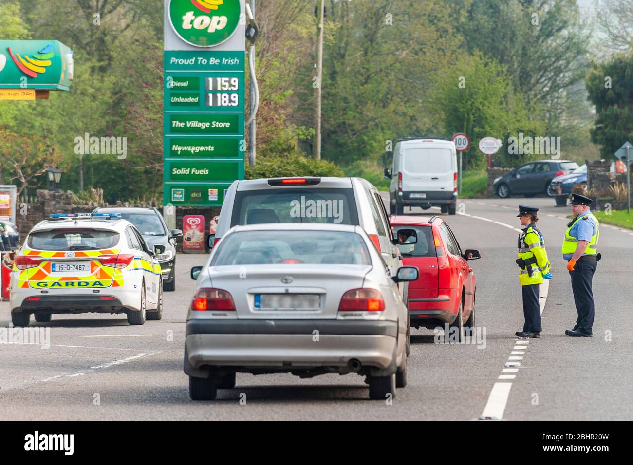 Garda Checkpoint auf der N71 bei Ballinascarthy, um das Covid-19 Lockdown Gesetz der Regierung durchzusetzen. Stockfoto