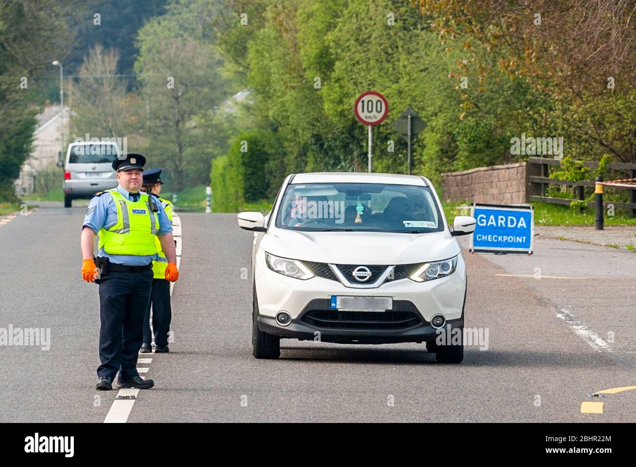 Garda Checkpoint auf der N71 bei Ballinascarthy, um das Covid-19 Lockdown Gesetz der Regierung durchzusetzen. Stockfoto