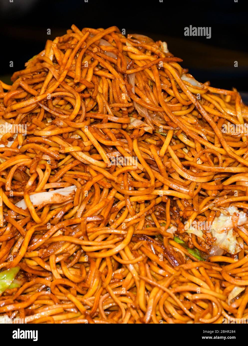 Asiatisch vegetarisch essen Udon Nudeln mit Baby Bok Choy, Shiitake-Pilze, Sesamöl und Pfeffer close-up auf einem Teller auf den Tisch. horizontale Ansicht von oben her Stockfoto