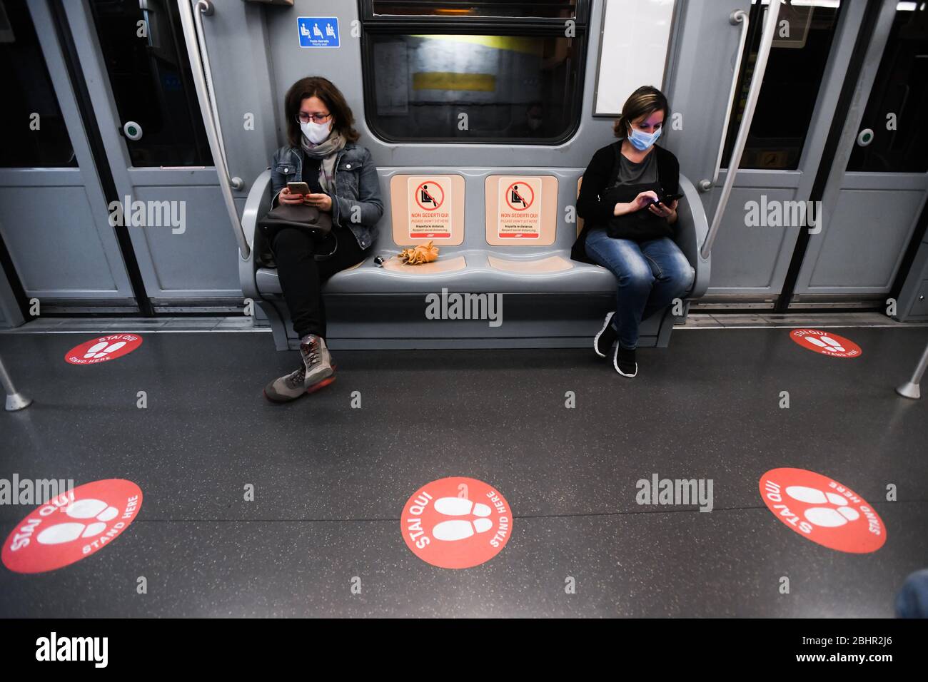 Mailand, Italien - 27. April 2020: Soziale Distanzierung Wegweiser in den U-Bahn-Zügen, die Personen raten, während der Reise Abstand zu halten, um den Ausbruch des Covid-19 Coronavirus einzudämmen Quelle: Piero Cruciatti/Alamy Live News Stockfoto