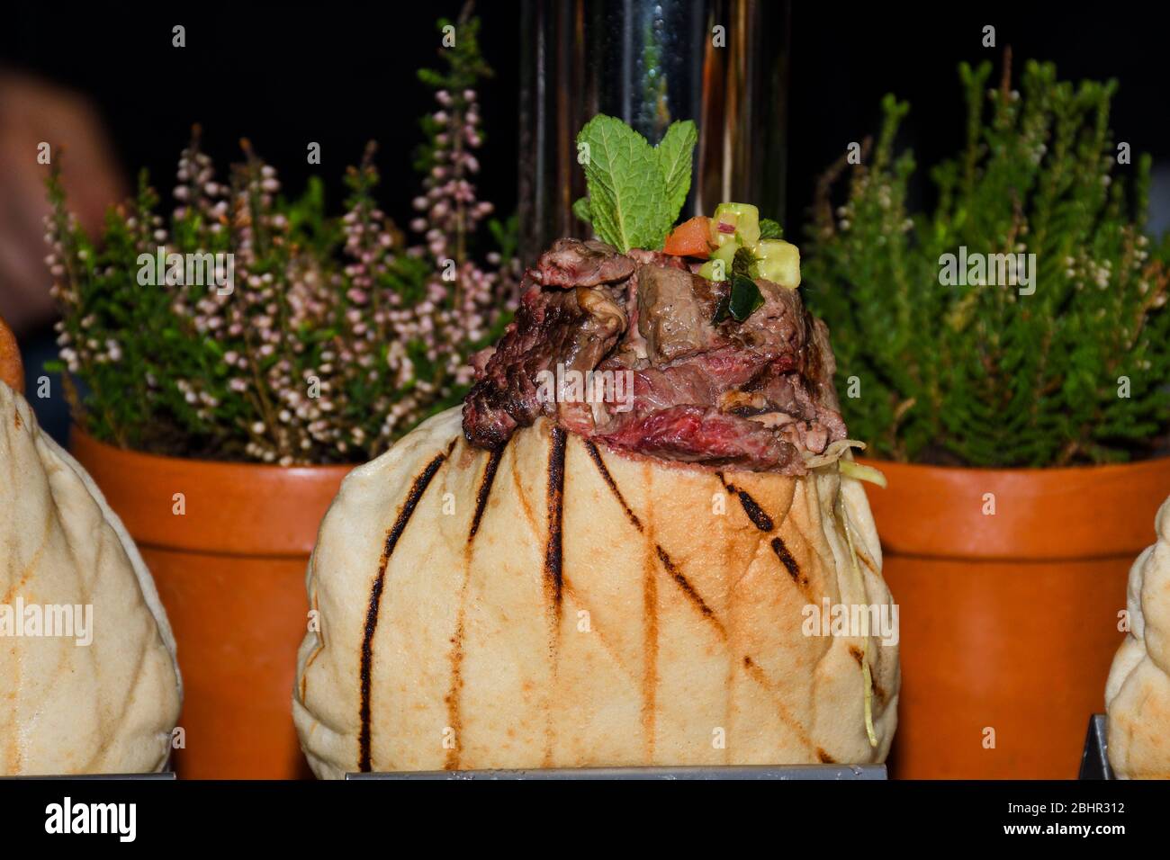 Hähnchen, Schwein oder Lammwickel oder Pita Sabich Sandwich - Pita gefüllt mit gebratenen Zutaten und hart gekochten Eiern irakischen Juden Gericht Stockfoto