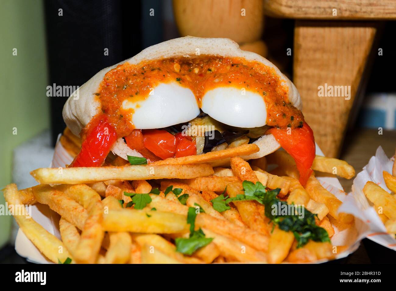 Hähnchen, Schwein oder Lammwickel oder Pita Sabich Sandwich - Pita gefüllt mit gebratenen Zutaten und hart gekochten Eiern irakischen Juden Gericht Stockfoto