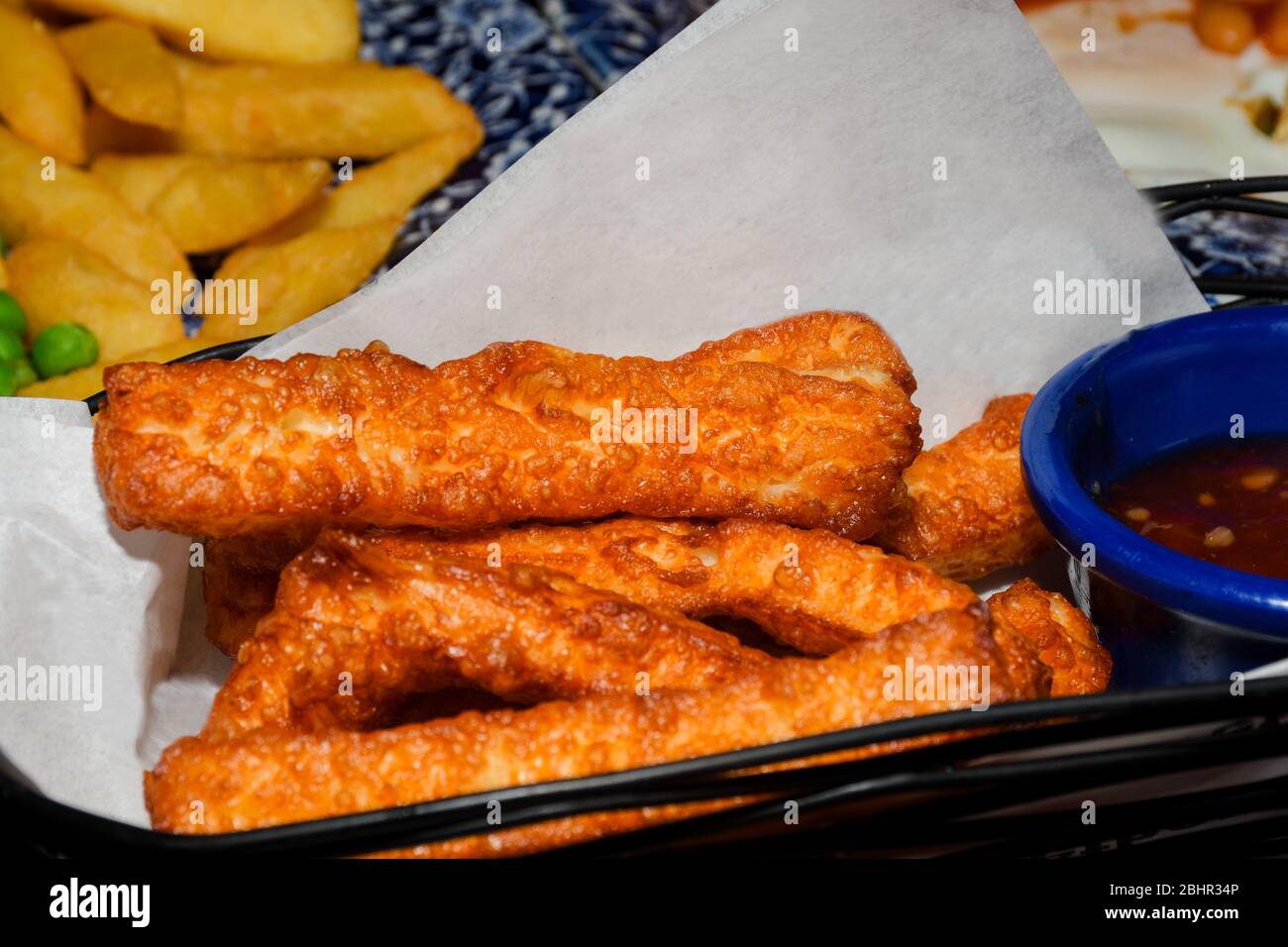 Mozzarella-Sticks sind längliche Stücke von zerschlammten oder panierten Mozzarella, in der Regel als Hors d'Oeuvre serviert. Mozzarella-Sticks können mit Tomaten serviert werden Stockfoto