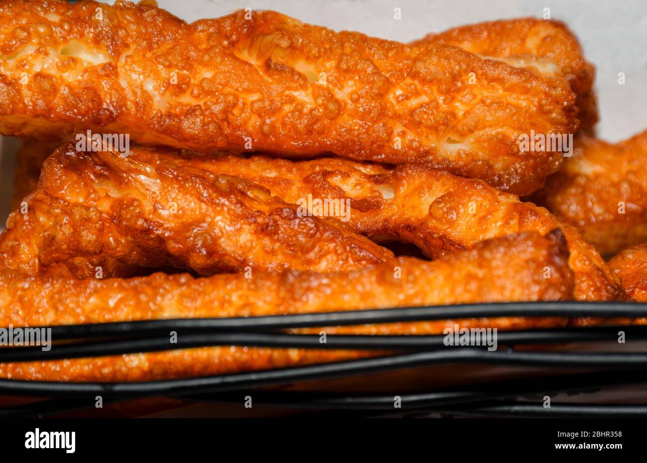 Mozzarella-Sticks sind längliche Stücke von zerschlammten oder panierten Mozzarella, in der Regel als Hors d'Oeuvre serviert. Mozzarella-Sticks können mit Tomaten serviert werden Stockfoto