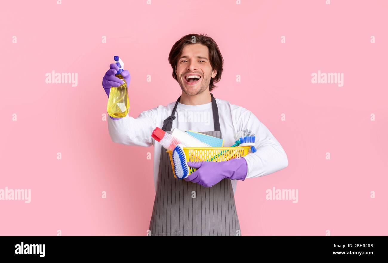 Portrait Des Aufgeregten Mannes Mit Eimer Mit Reinigungszubehör In Den Händen Stockfoto