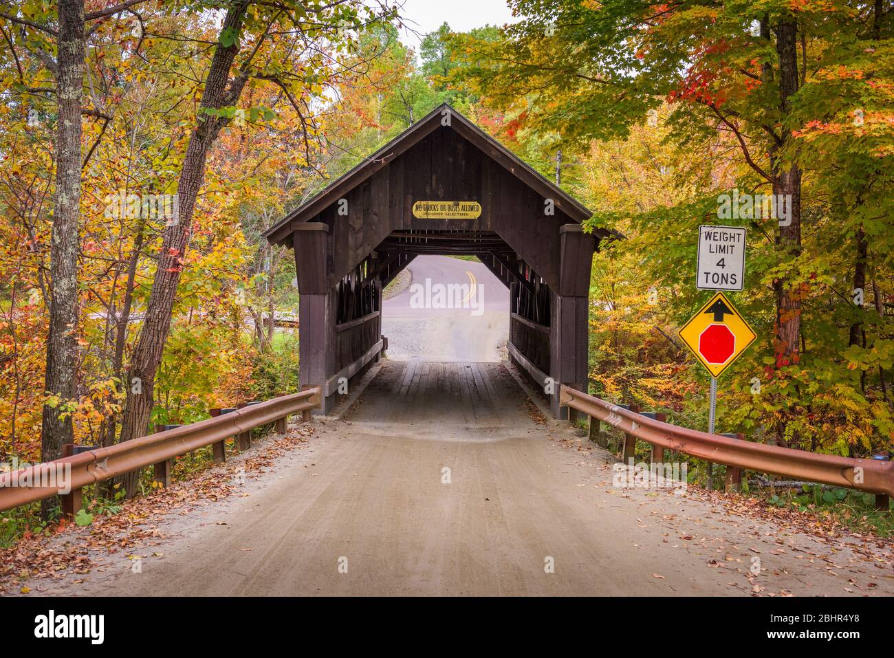 Stowe, Vermont, USA bei Emily's Bridge mit Herbstfarben. Stockfoto