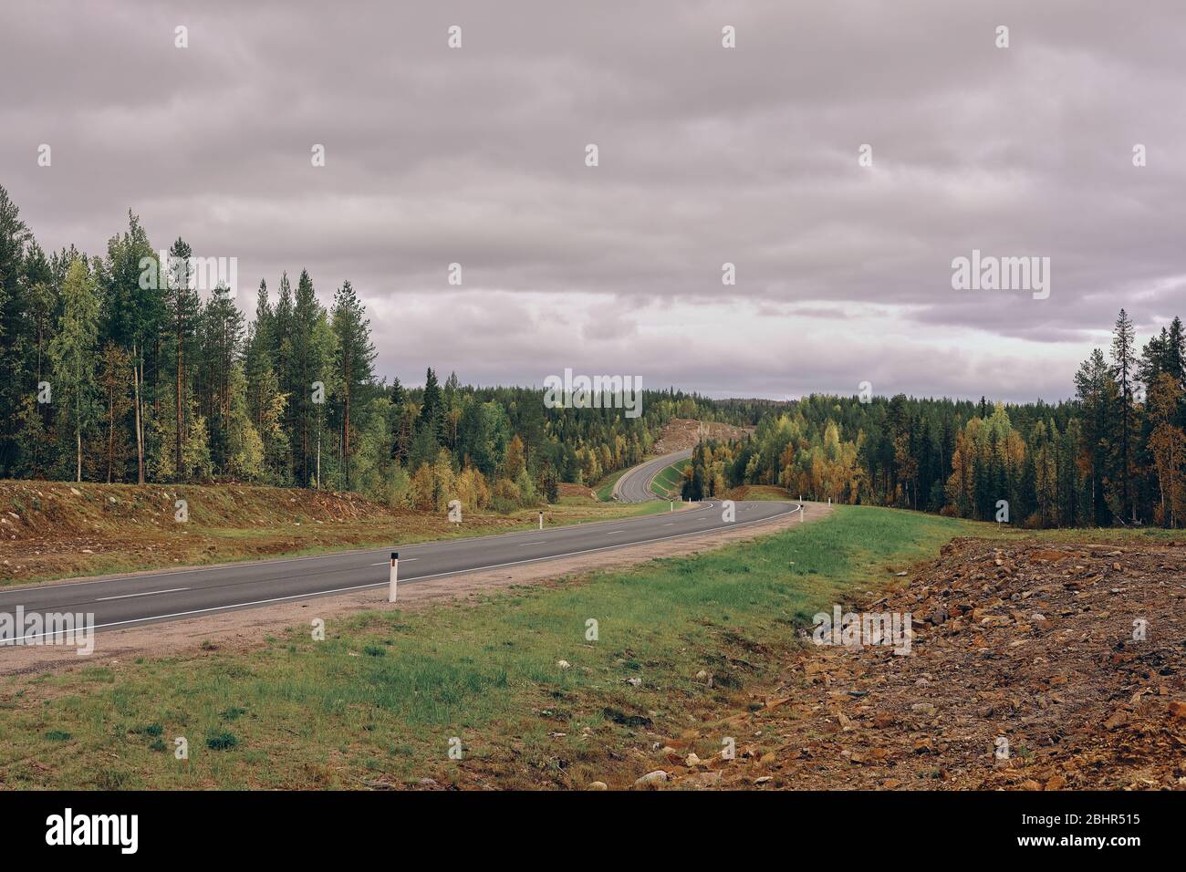 Nordstraße durch den Wald. Keine Autos. Der Rückgang der Tourismusbranche. Die Quarantänemaßnahmen. Stockfoto