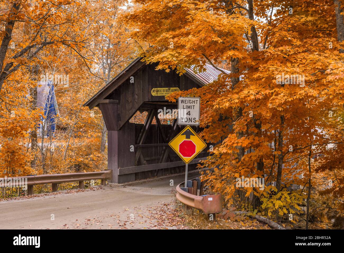 Stowe, Vermont, USA bei Emily's Bridge mit Herbstfarben. Stockfoto