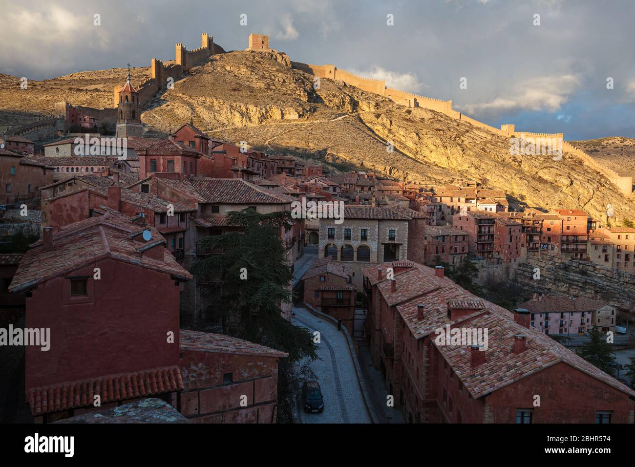 Die Stadt Albarracín mit ihrer Stadtmauer in der Hintergrund Stockfoto