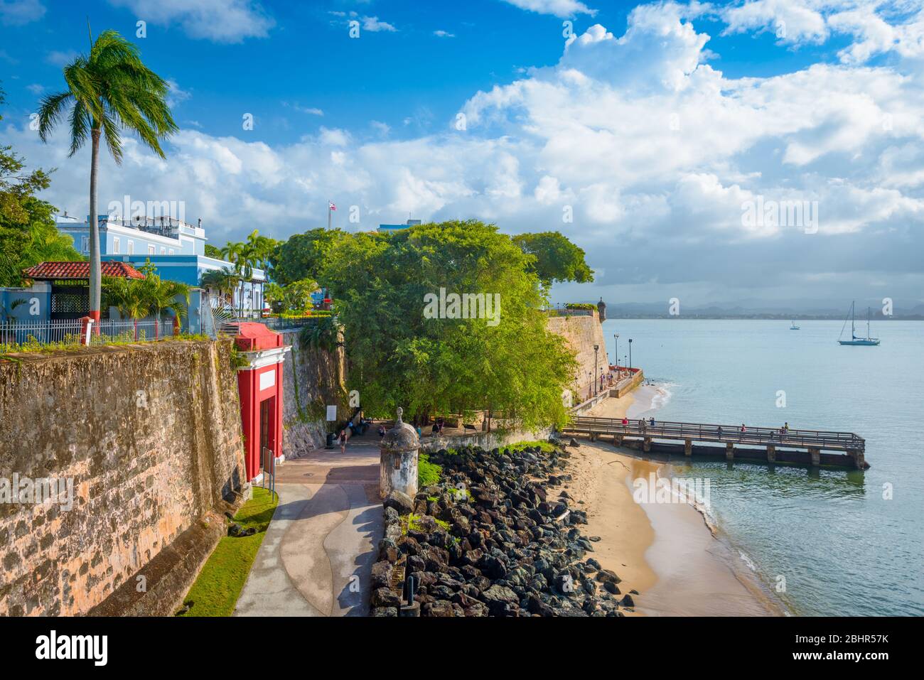 San Juan, Puerto Rico-Karibik Küste entlang Paseo De La Princesa. Stockfoto