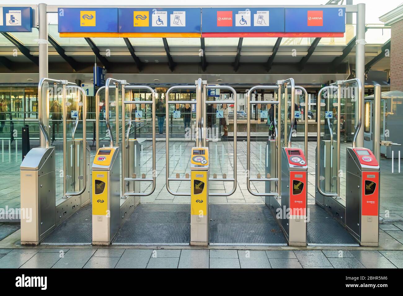 Apeldoorn, Niederlande - 11. November 2019: Automatisiertes Check-in-Gate am niederländischen Bahnhof Apeldoorn, Niederlande Stockfoto