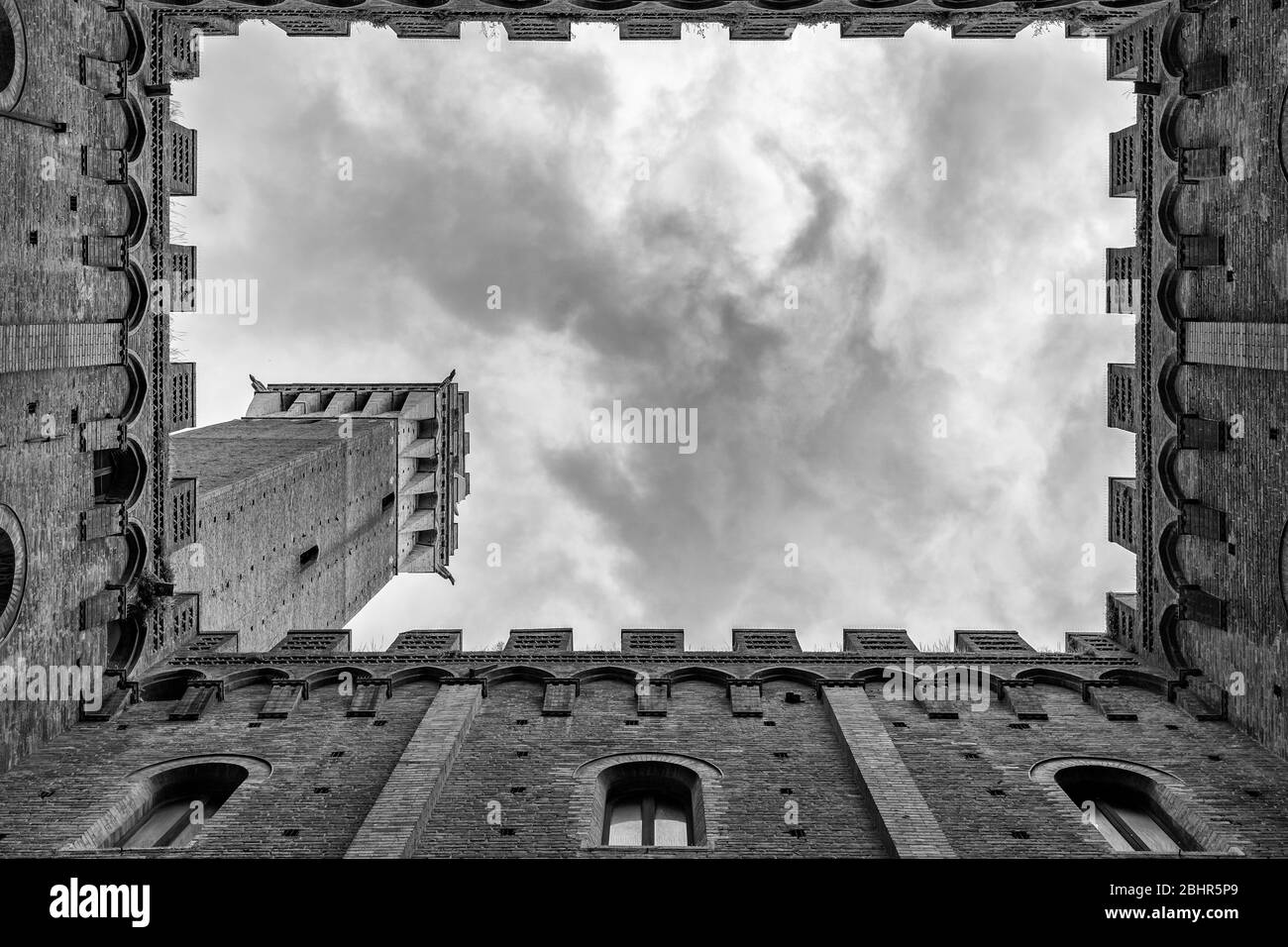 Siena Turm - Blick nach oben in Richtung Torre del Mangia (Mangia Turm) von innen des Palazzo Publico Innenhof in Siena, Toskana, Italien. Stockfoto