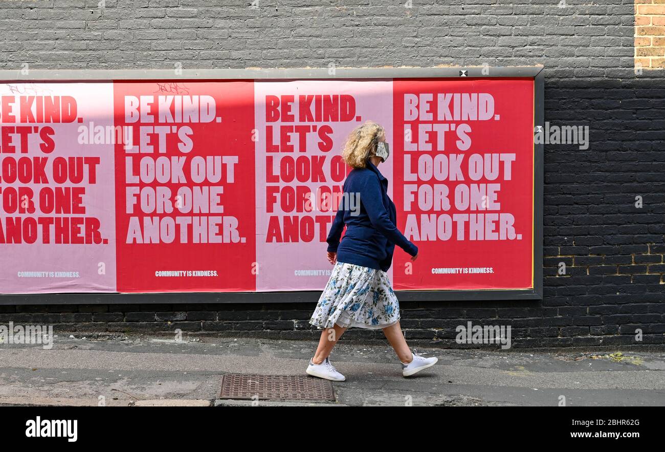 Brighton UK 27. April 2020 - EIN Shopper geht in der Londoner Road-Gegend von Brighton an einigen "Be Kind"-Plakaten vorbei, während die Sperrbeschränkungen während der COVID-19 Pandemiekrise andauern. Quelle: Simon Dack / Alamy Live News Stockfoto