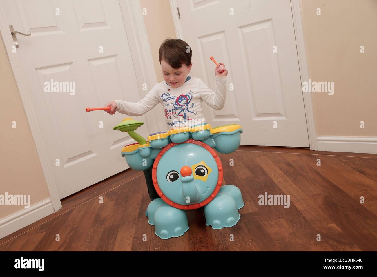 Zwei Jahre alter Junge, der zu Hause Schlagzeug spielt Stockfoto