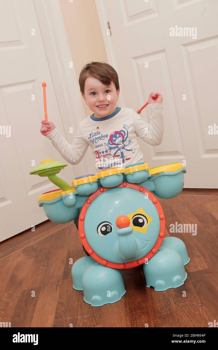 Zwei Jahre alter Junge, der zu Hause Schlagzeug spielt Stockfoto