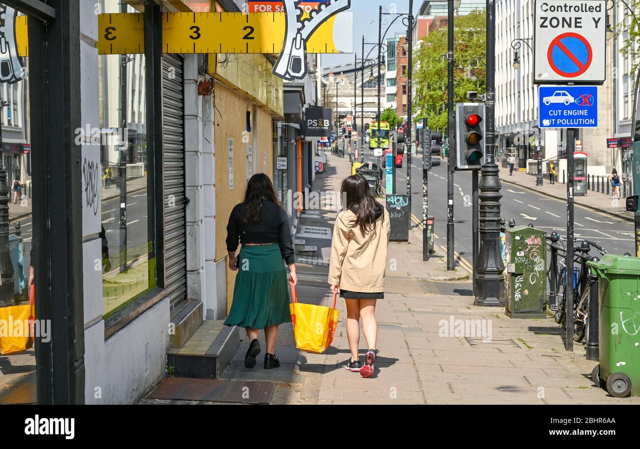 Brighton UK 27. April 2020 - Queens Road im Zentrum von Brighton ist ruhig, da die Sperrbeschränkungen während der Coronavirus COVID-19 Pandemiekrise andauern. Quelle: Simon Dack / Alamy Live News Stockfoto