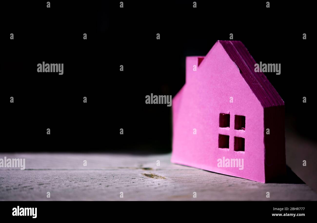 Eine Hausseite, die von Sonnenlicht beleuchtet wird. Immobilienmarktkonzept Stockfoto