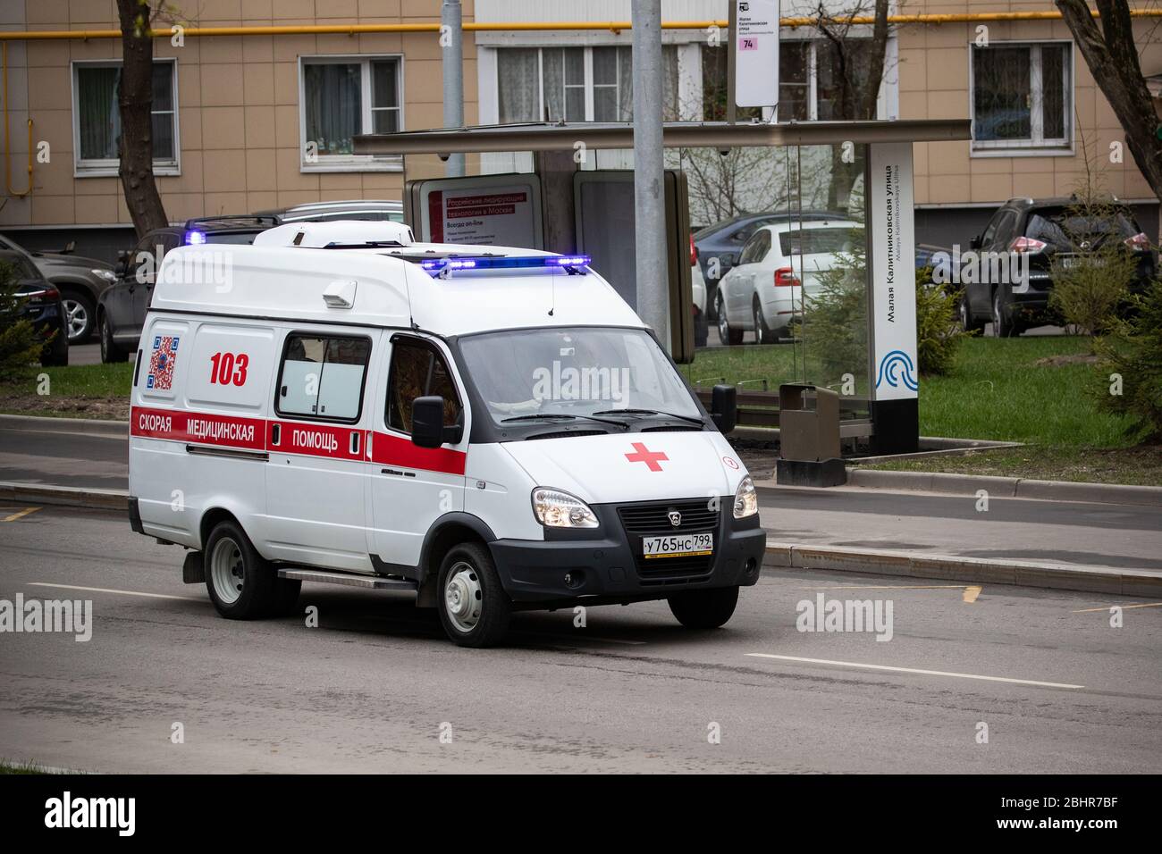 Moskau, Russland. April 2020. Am 27. April 2020 läuft ein Krankenwagen aus einem Wohngebiet in Moskau, Russland, aus. Kredit: Bai Xueqi/Xinhua/Alamy Live News Stockfoto