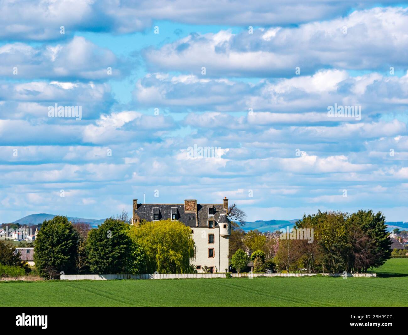 Ballencrieff House im schottischen Baronstil mit hübschen Wolkenformationen an sonnigen Tagen, East Lothian, Schottland, Großbritannien Stockfoto