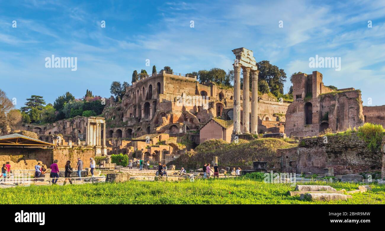 Rom, Italien. Das Forum Romanum. Die drei Säulen sind die Überreste des ...