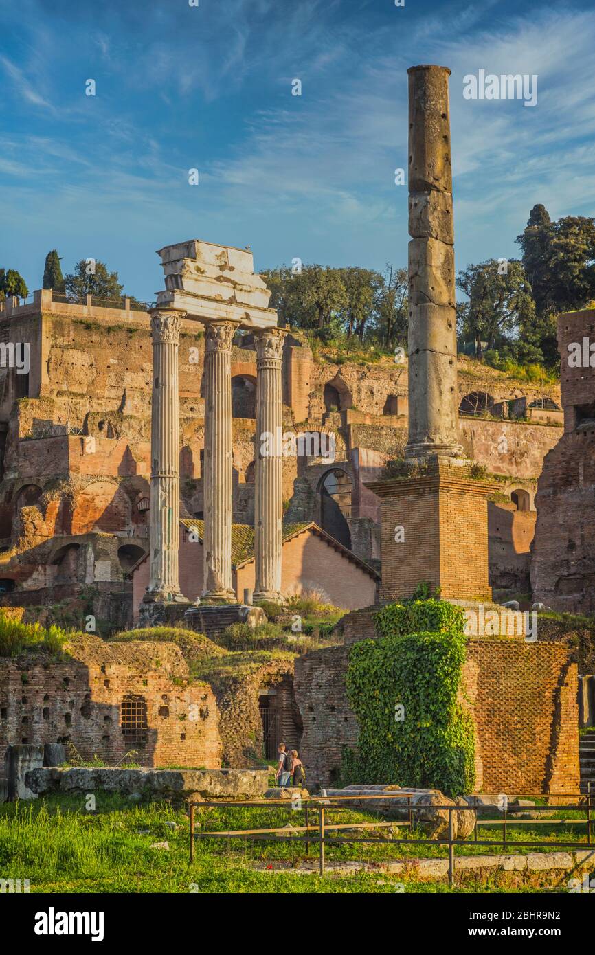 Rom, Italien. Das Forum Romanum. Die drei Säulen sind die Überreste des ...