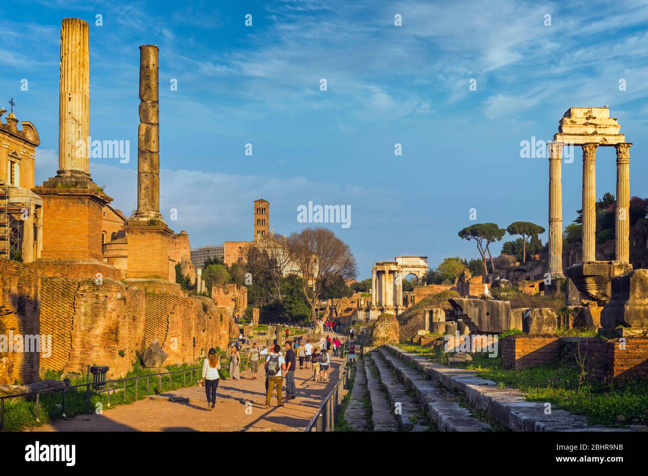 Rom, Italien. Das Forum Romanum. Gesamtansicht des Forum Romanum. Die drei Säulen auf der rechten Seite sind die Überreste des Tempels von Castor und Pollux (Te Stockfoto