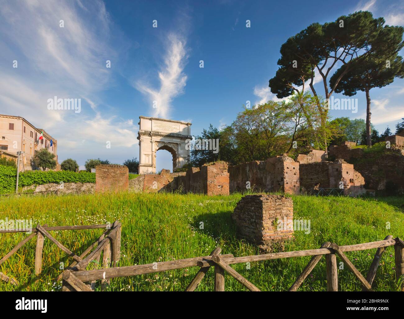 Rom, Italien. Das Forum Romanum. Der Titusbogen. Das historische Zentrum von Rom ist ein UNESCO-Weltkulturerbe. Stockfoto