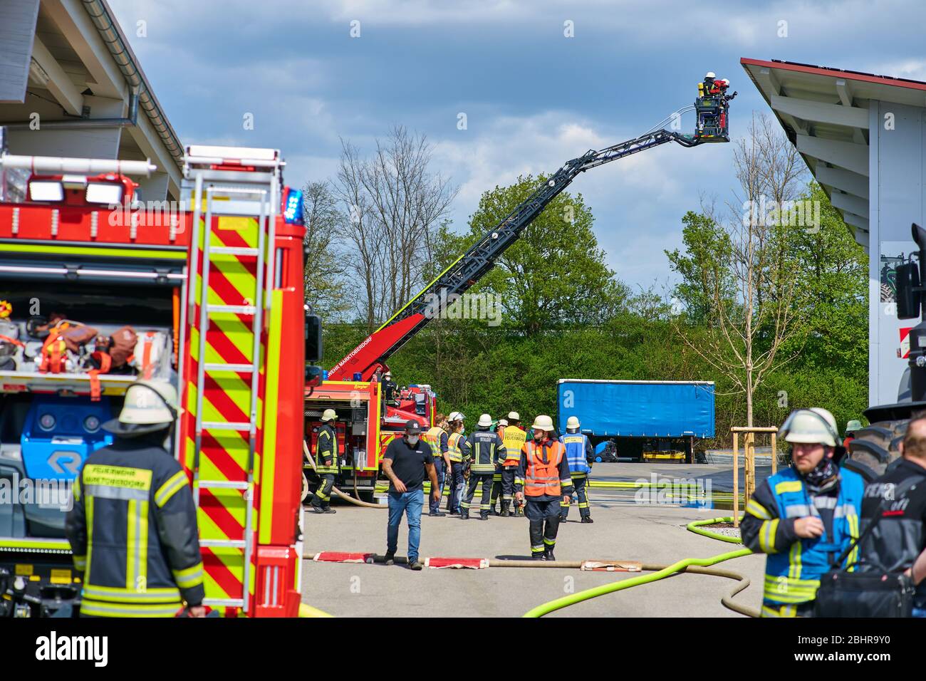 Altdorf, 27. April 2020. Die Feuerwehr löscht den Brand in einer Photovoltaikanlage, Solardach im Industriegebiet am 27. April 2020 in Altdorf. © Peter Schatz / Alamy Live News Stockfoto