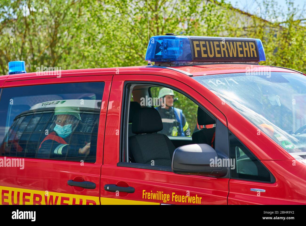 Altdorf, 27. April 2020. Die Feuerwehr löscht den Brand in einer Photovoltaikanlage, Solardach im Industriegebiet am 27. April 2020 in Altdorf. © Peter Schatz / Alamy Live News Stockfoto