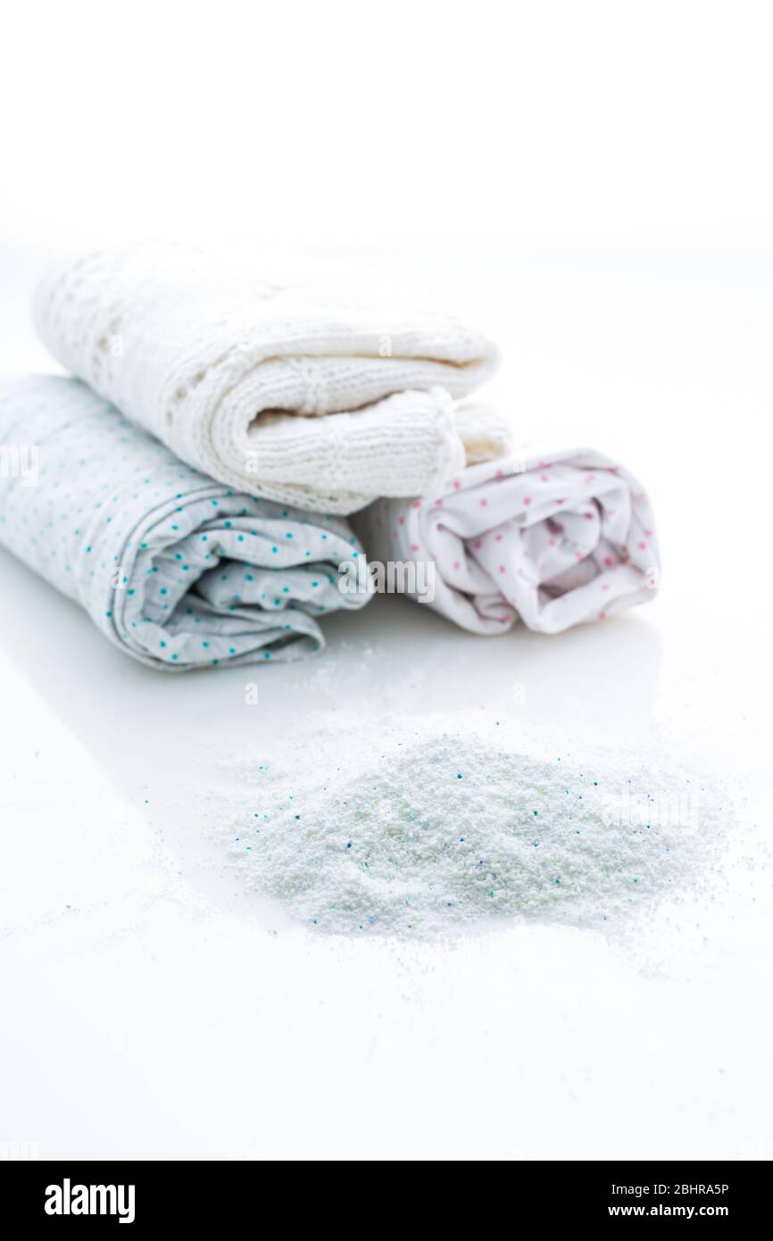 Wäsche - Waschpulver mit Kleidung isoliert auf weißem Hintergrund  Stockfotografie - Alamy