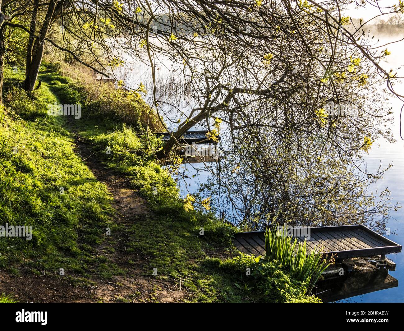 Angelpontons im Coate Water in Swindon. Stockfoto