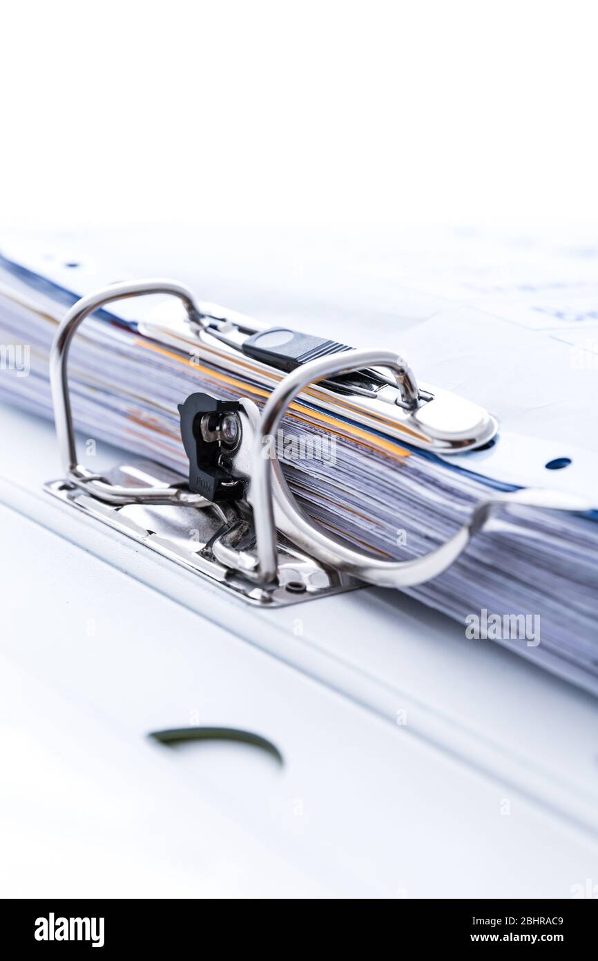 Detail des geöffneten Ordners mit Dokumenten. Symbol für Geschäft oder Bürokratie, Stockfoto