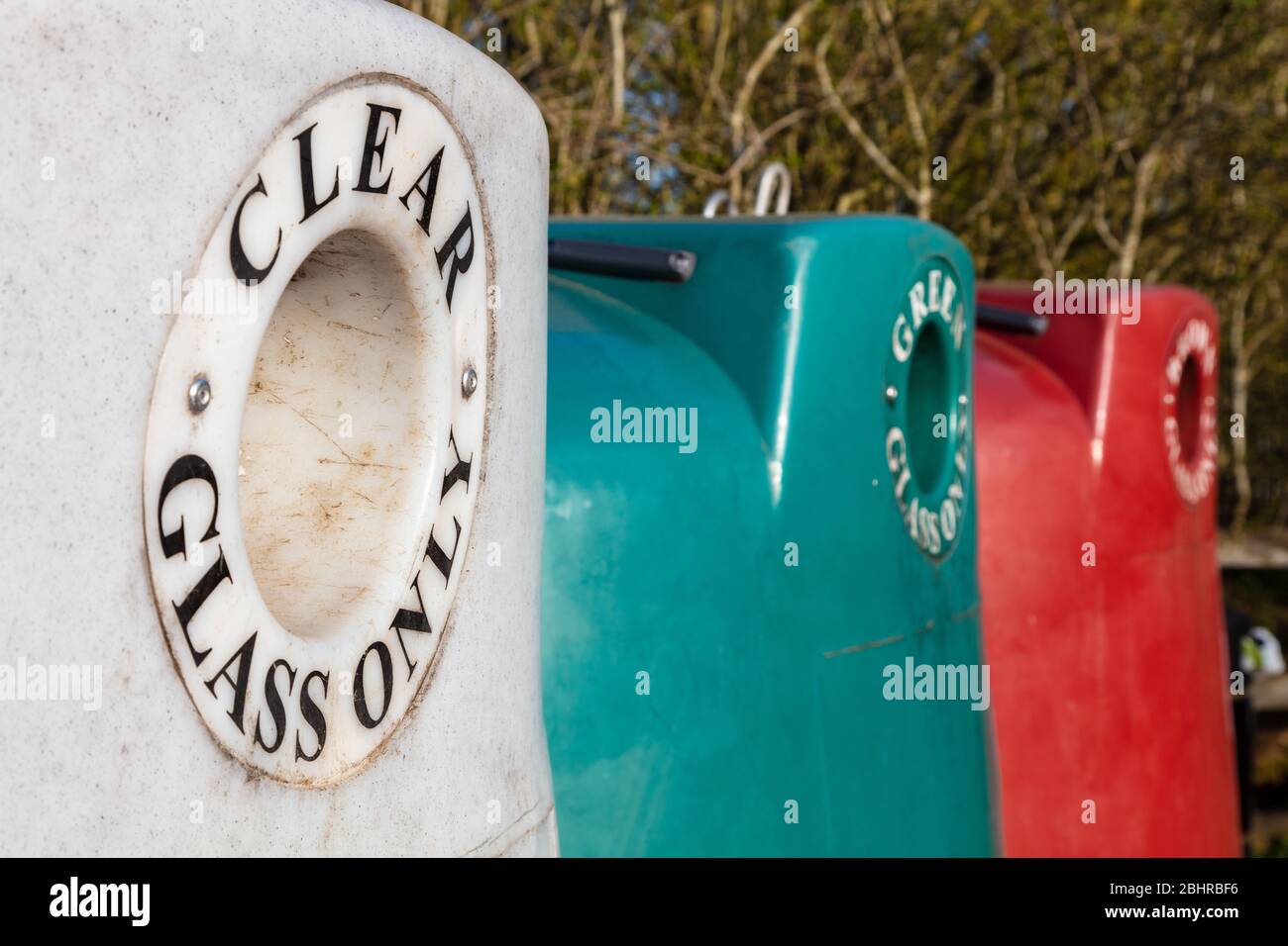 Mehrfarbenes Altglas Recycling Center Behälter für Flaschen und Gläser in verschiedenen Farben Stockfoto