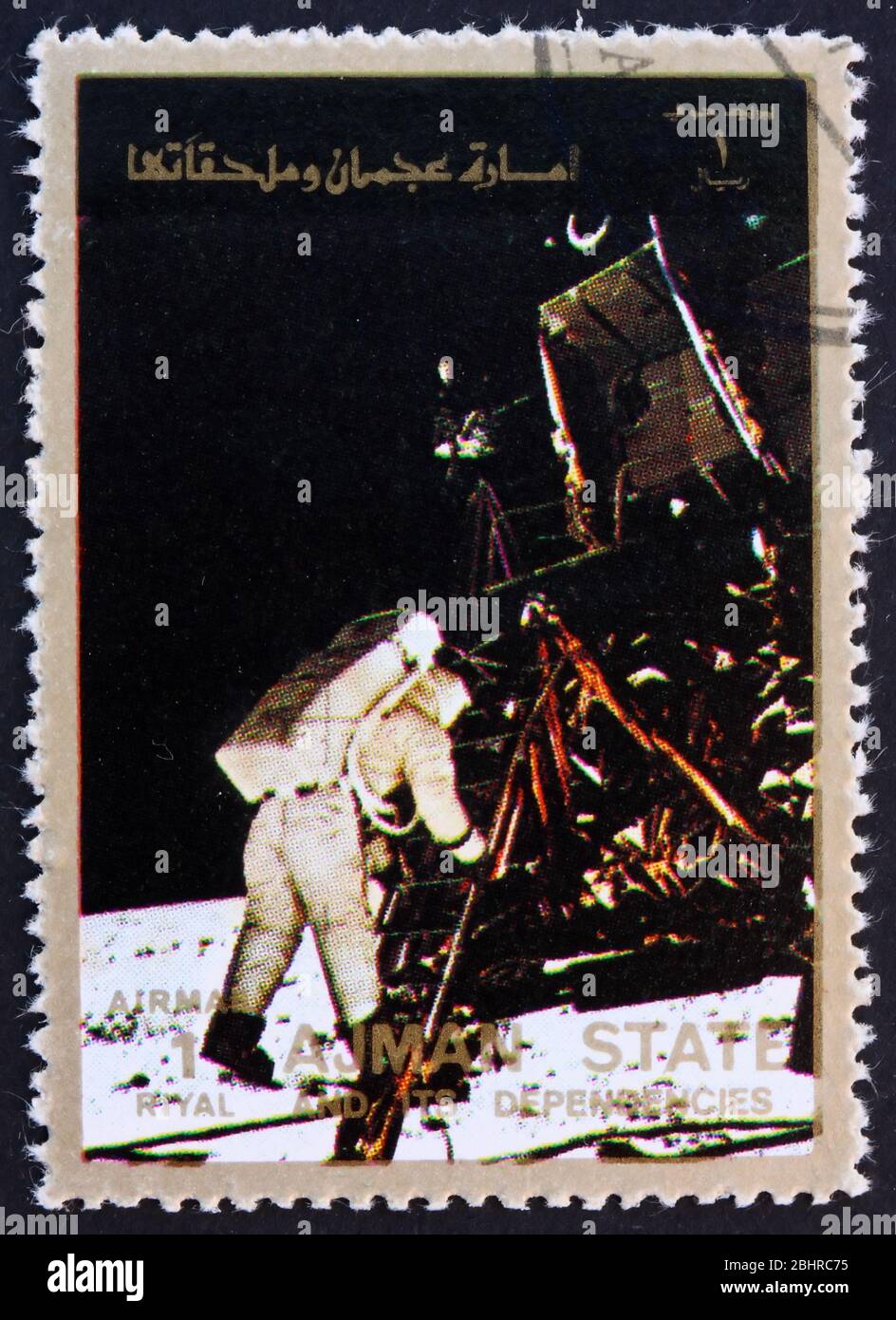 AJMAN - UM 1973: Eine im Ajman gedruckte Marke zeigt Edwin Buzz Aldrin Stepping Out of the Eagle, Mondlandung, Apollo 11, um 1973 Stockfoto