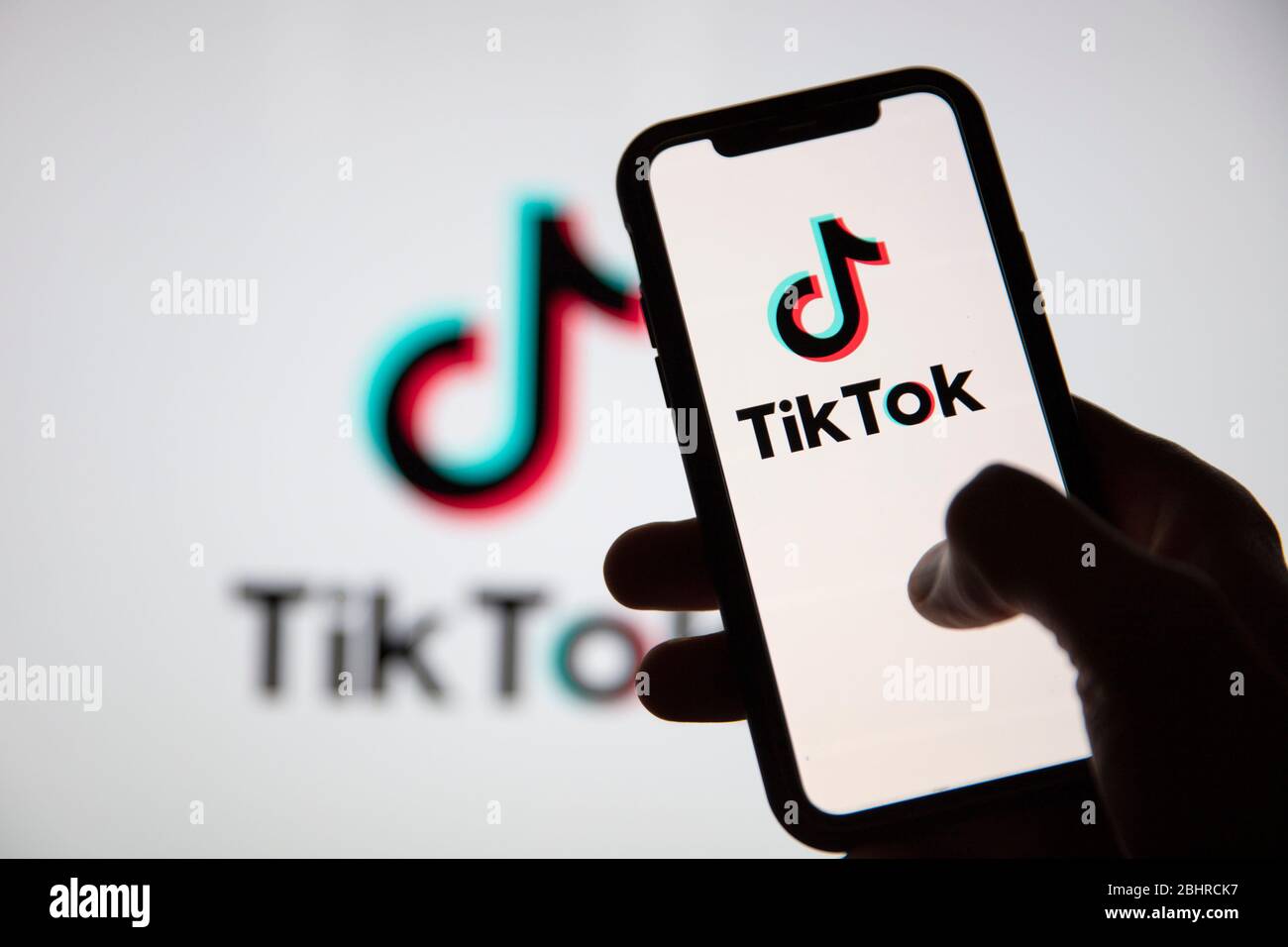 LONDON, Großbritannien - April 27 2020: TIK Tok Social Media App Icon auf einem mobilen Gerät Stockfoto