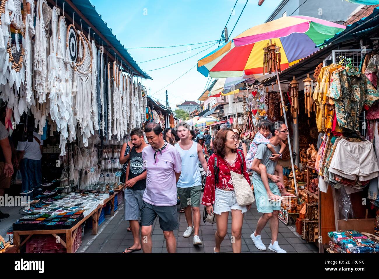 Die Leute besuchen den Ubud Markt, der andere Name dieses Ortes Ubud Kunstmarkt Stockfoto