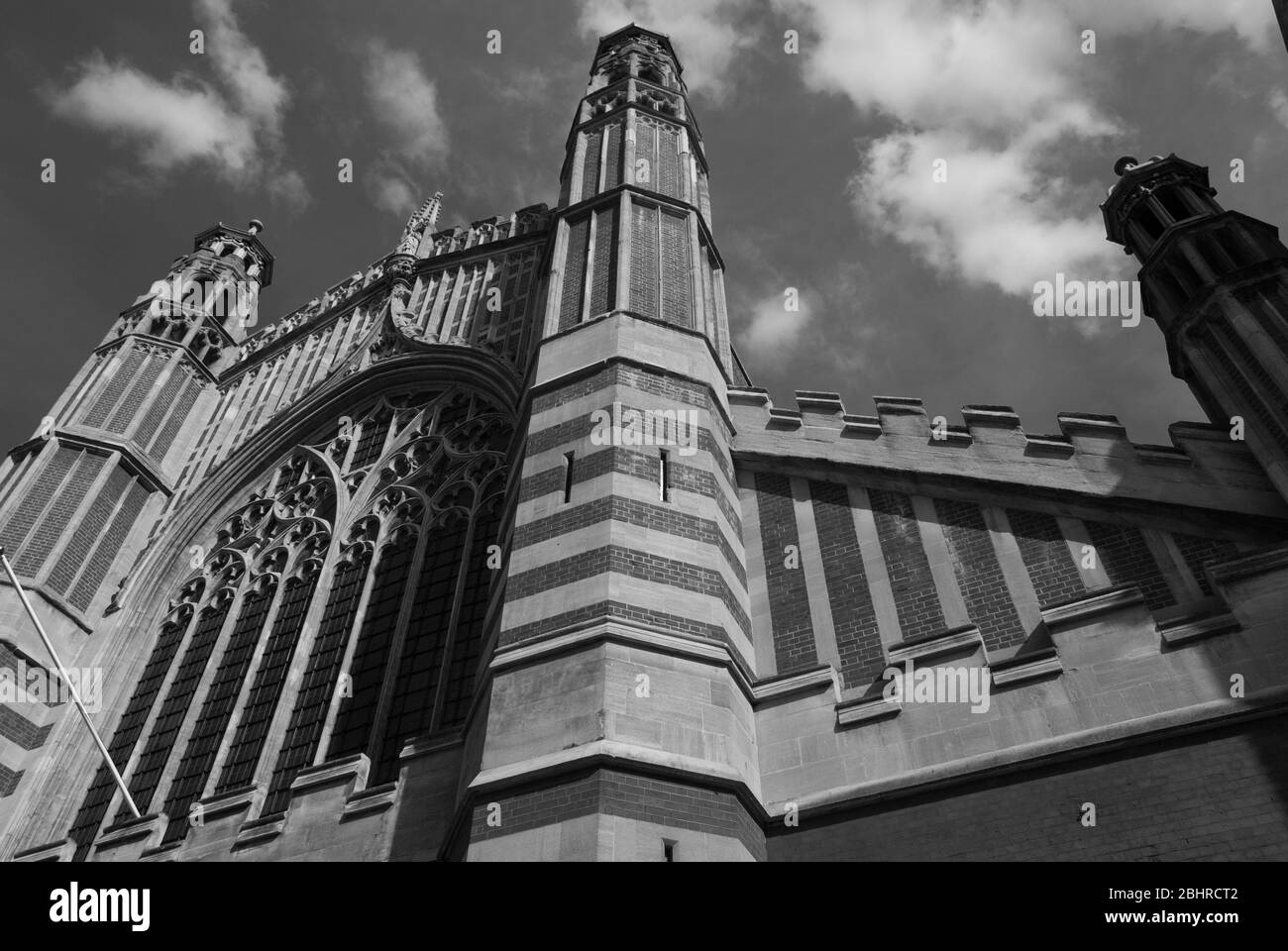 1880er Jahre Red Brick Arts & Crafts Architecture Holy Trinity Church, Sloane Street, Belgravia, London SW1X von John Dardo Sedding Stockfoto