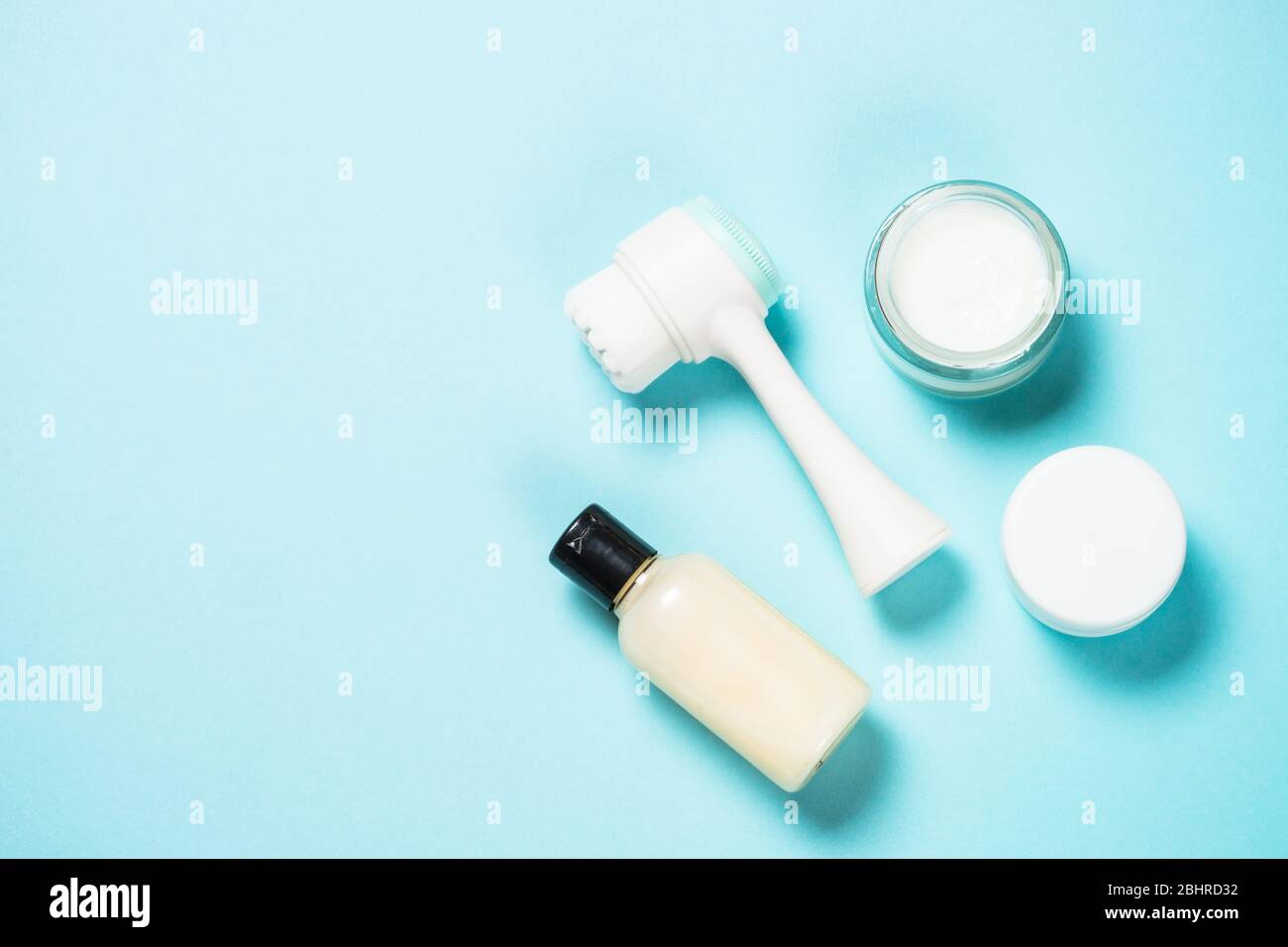 Hautpflegeprodukt auf blauem Hintergrund. Stockfoto