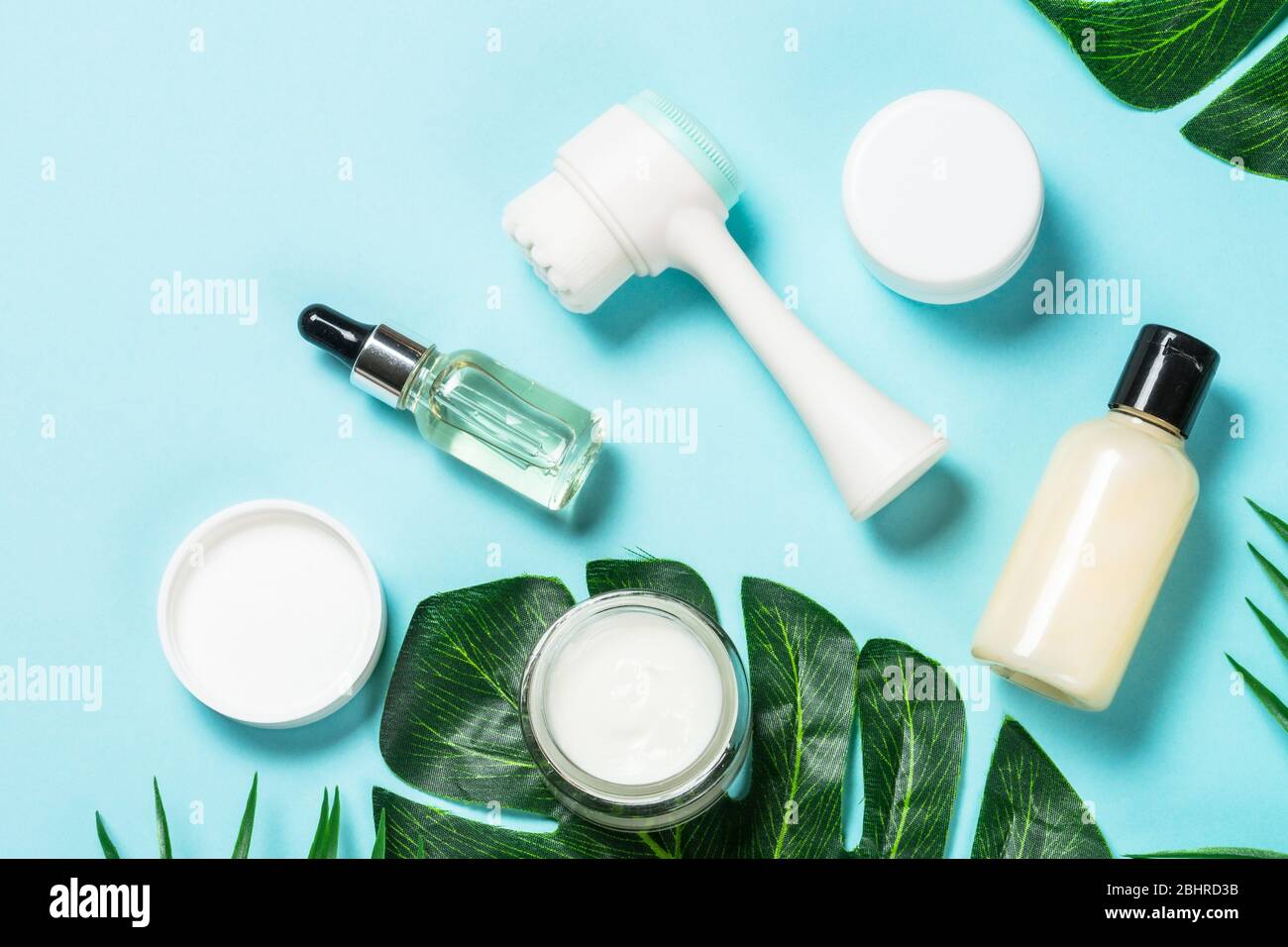 Hautpflegeprodukt auf blauem Hintergrund. Stockfoto