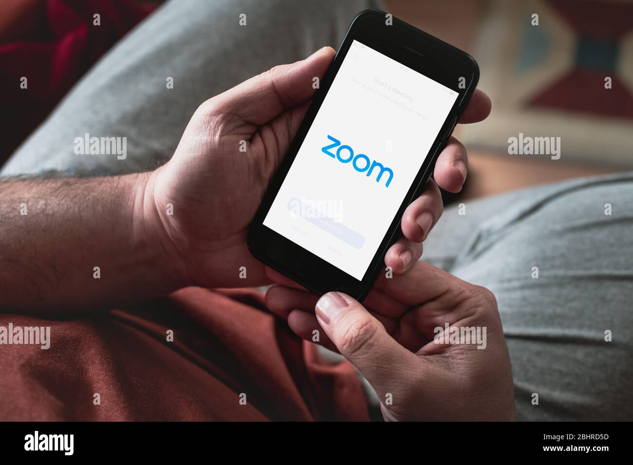 Antalya, TÜRKEI - 9. April 2020. Smartphone mit Logo der Zoom Cloud Meetings-App. Stockfoto