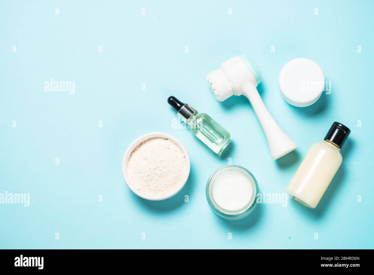 Hautpflegeprodukt auf blauem Hintergrund. Stockfoto