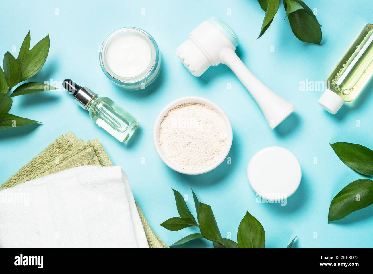 Hautpflegeprodukt auf blauem Hintergrund. Stockfoto