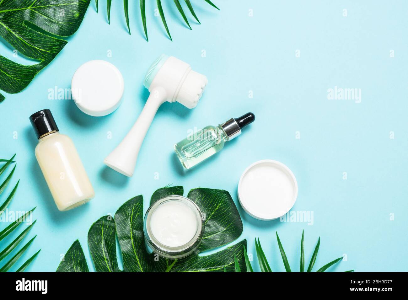 Hautpflegeprodukt auf blauem Hintergrund. Stockfoto