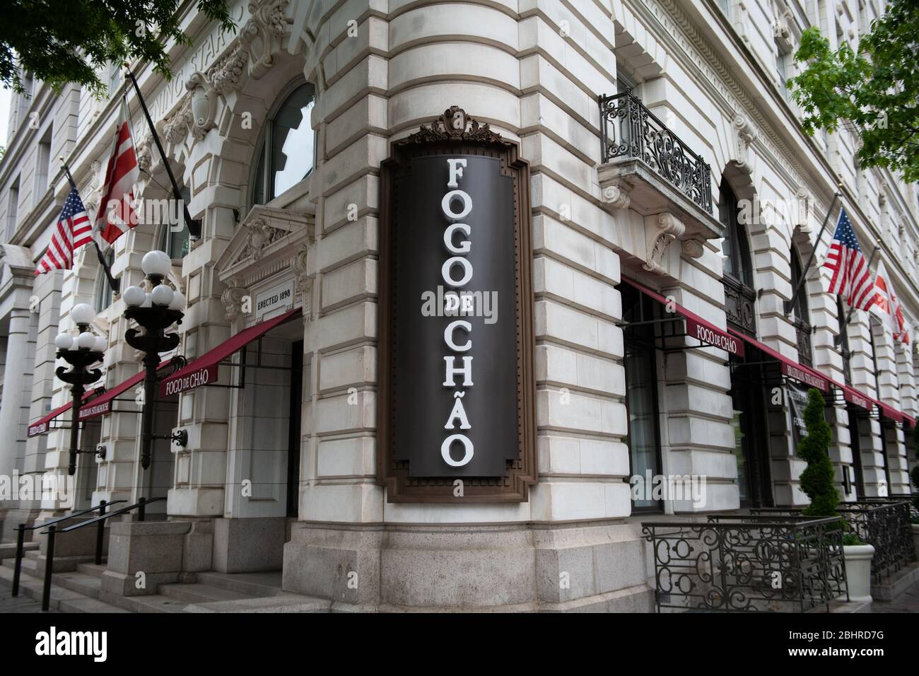 Ein allgemeiner Blick auf das brasilianische Steakhouse-Restaurant Fogo De CH‹o in Washington, DC, am 27. April 2020 inmitten der Coronavirus-Pandemie. Berichten zufolge erhielt die Restaurantkette mit 42 Standorten im Rahmen eines Stimulus-Programms des CARES Act mehrere Darlehen von der Small Business Administration (SBA) in Höhe von insgesamt knapp 20 Millionen US-Dollar. Heute sind weltweit mehr als 200,000 Todesfälle durch COVID-19 bekannt, während in ganz Amerika einige Staaten damit begonnen haben, ihre Volkswirtschaften wieder zu öffnen, da sich die Gesamtzahl der bestätigten amerikanischen Fälle einer Million nähert. (Graeme Sloan/Sipa USA) Stockfoto
