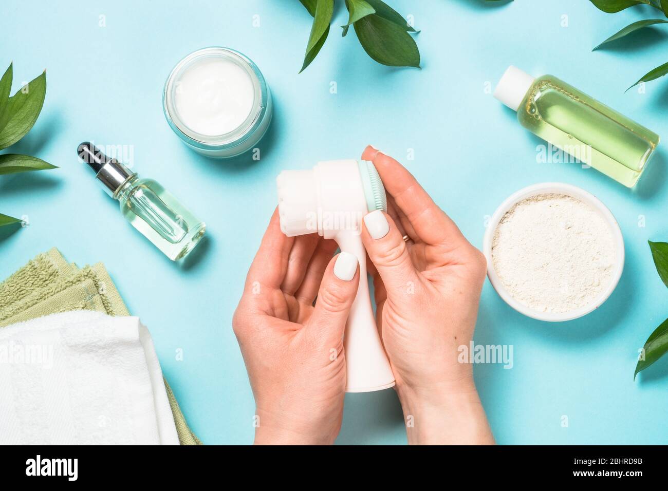 Hautpflegeprodukt auf blauem Hintergrund. Stockfoto