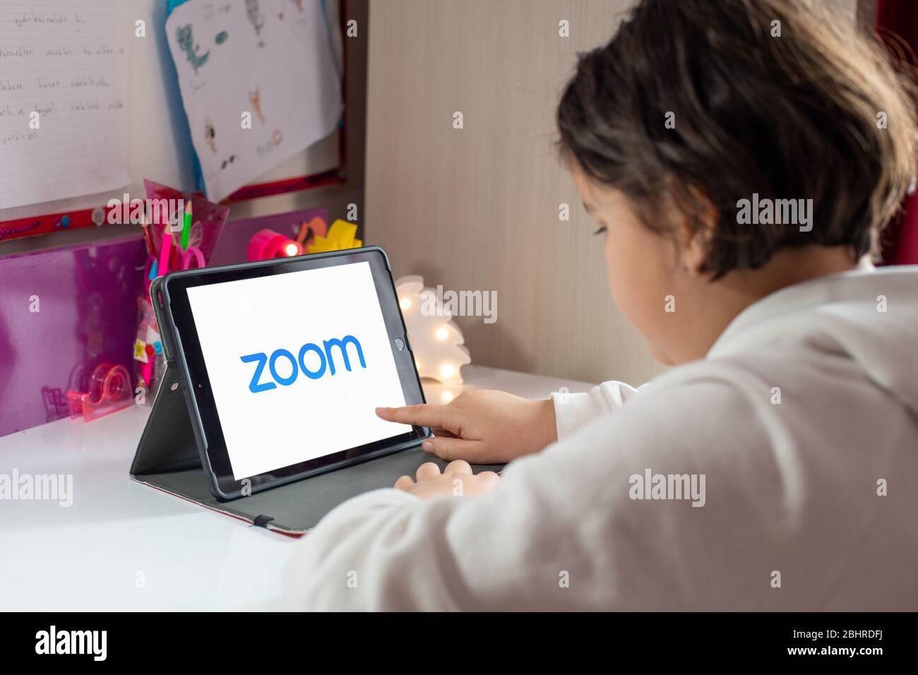 Antalya, TÜRKEI - 24. April 2020. Tablet mit Logo der Zoom Cloud Meetings-App. Stockfoto