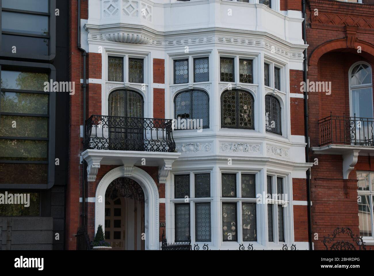 Red Brick Victorian Architecture Erkerfenster White Ornate Balkon Knightbridge 53 Sloane Street, Knightsbridge, London SW1X Stockfoto